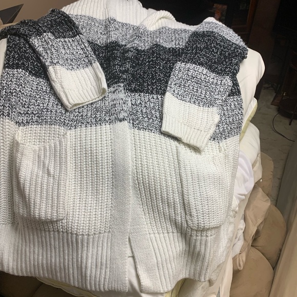 Maurices Cardigan sweater Size 1x - Picture 2 of 5